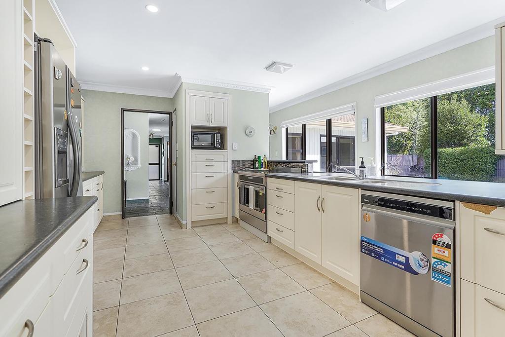 Wow, spacious home with a pool - Resim 9