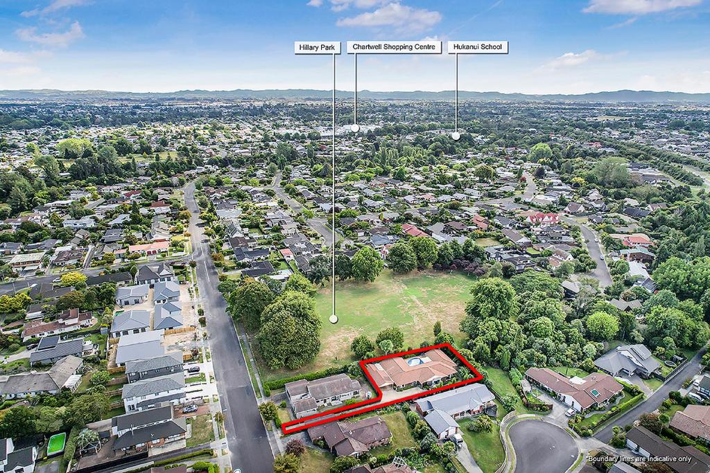 Wow, spacious home with a pool - Resim 14