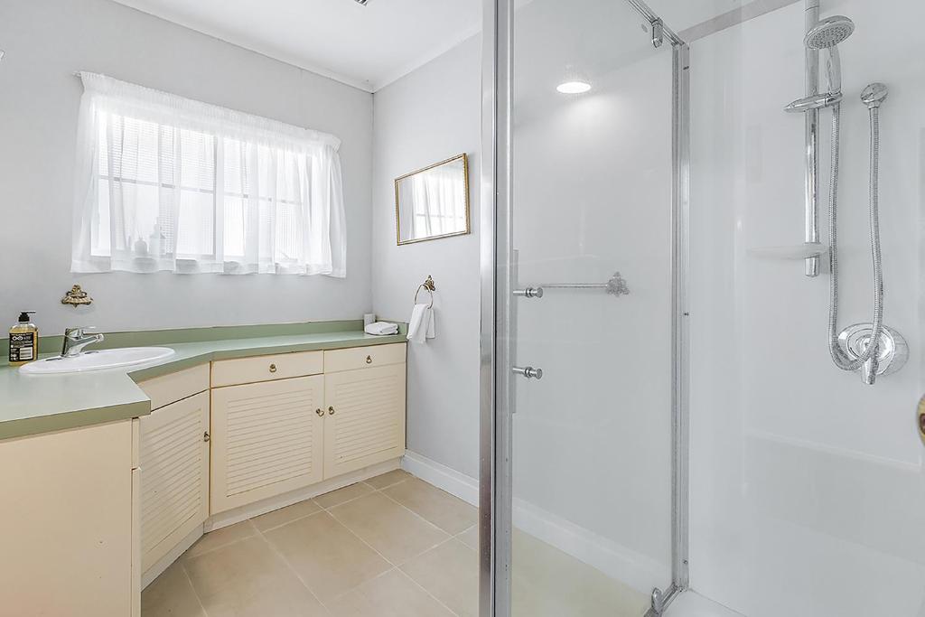 Wow, spacious home with a pool - Resim 16