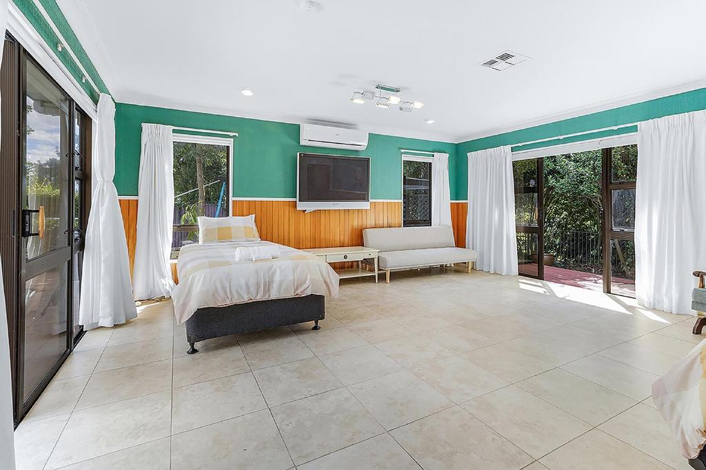 Wow, spacious home with a pool - Resim 6