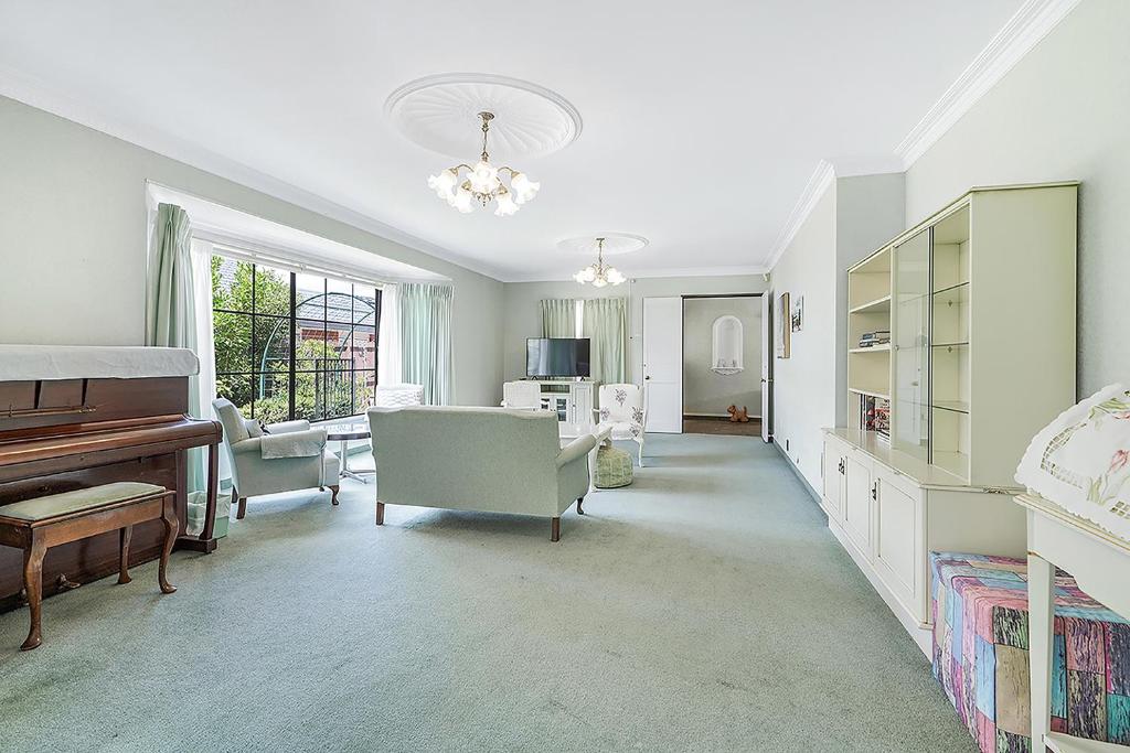 Wow, spacious home with a pool - Resim 18