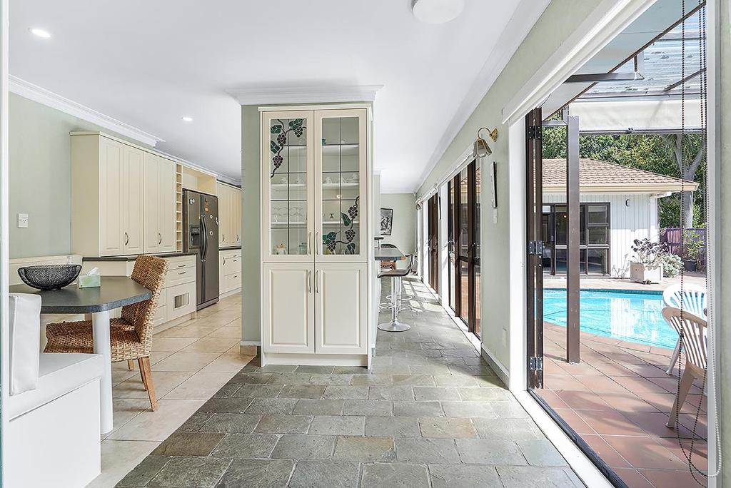 Wow, spacious home with a pool - Resim 23