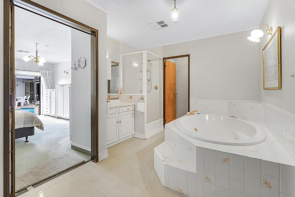 Wow, spacious home with a pool - Resim 3