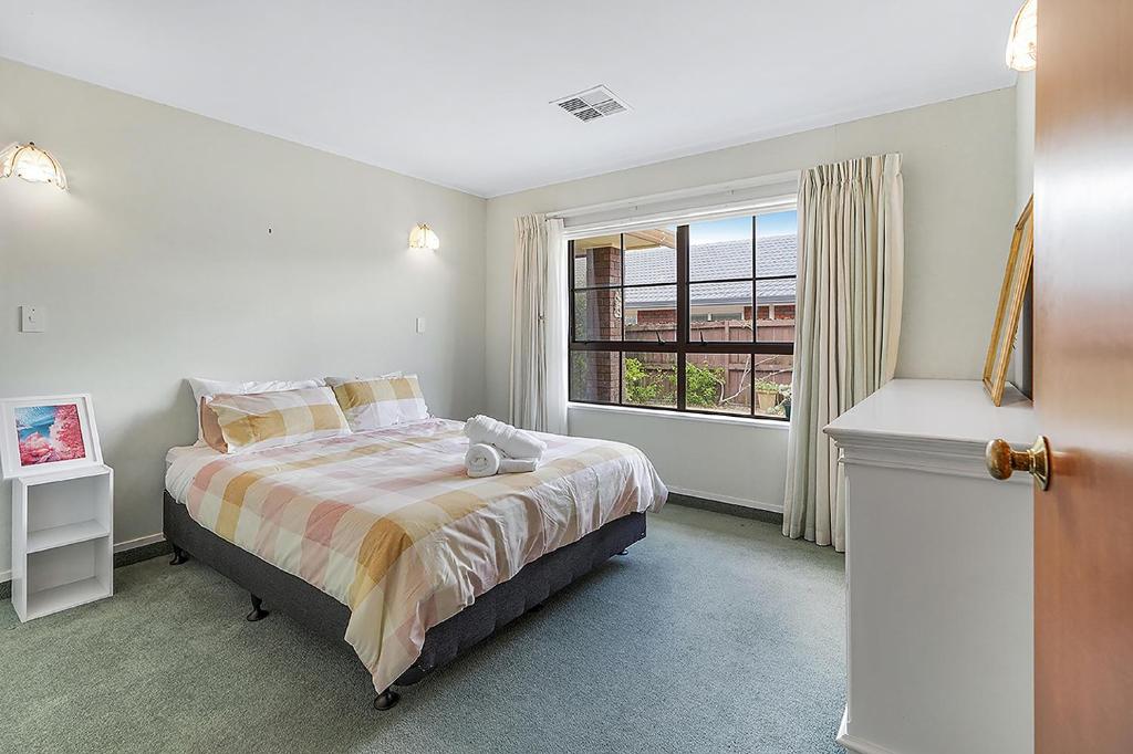 Wow, spacious home with a pool - Resim 25