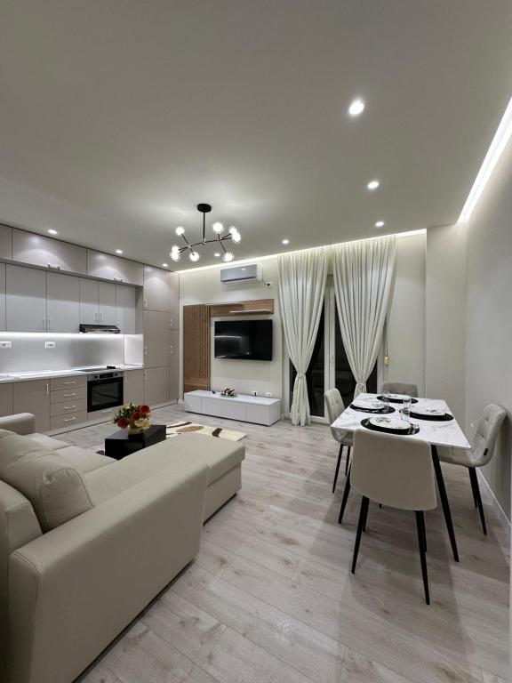 - un salon avec un canapé blanc et une table dans l'établissement classy apartment Loui 2 Durres, à Durrës