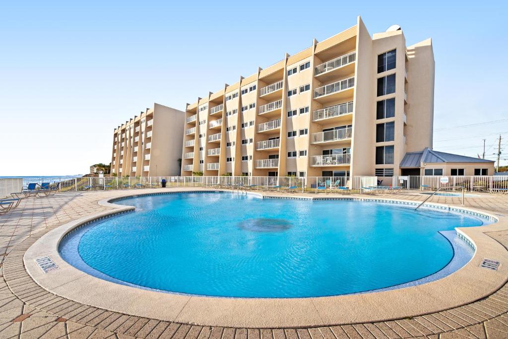 Swimmingpoolen hos eller tæt på Beach House