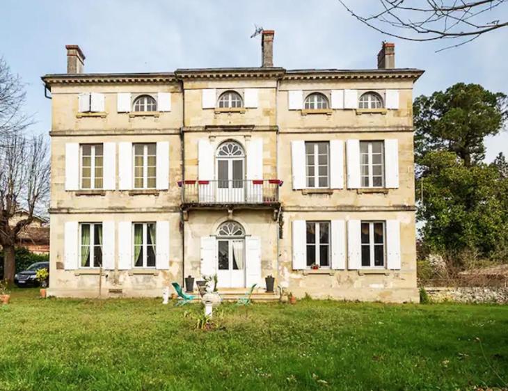 an old house with a grassy yard in front of it at Grande chambre avec SDB privée in Bazas