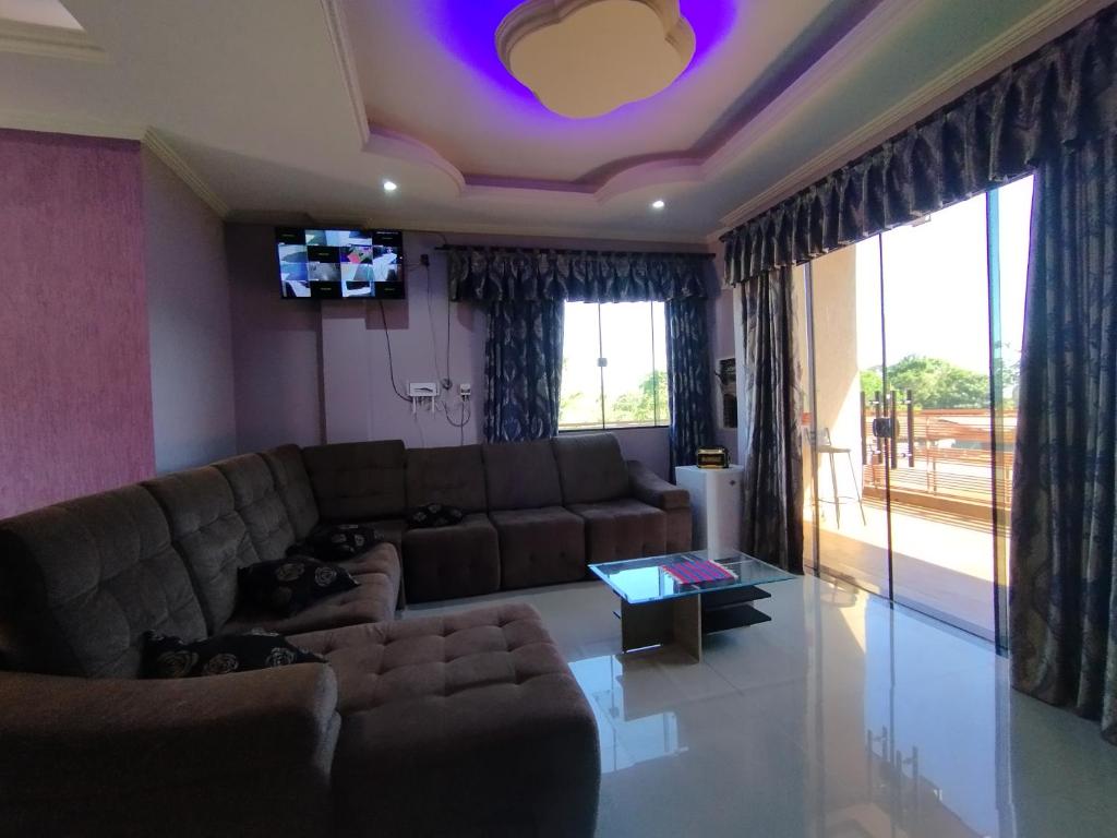 a living room with a couch and a table at Ñande renda in Ciudad del Este