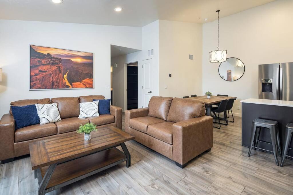 Χώρος καθιστικού στο 6K Top Floor Moab RedCliff Condo, POOL & HOT TUB