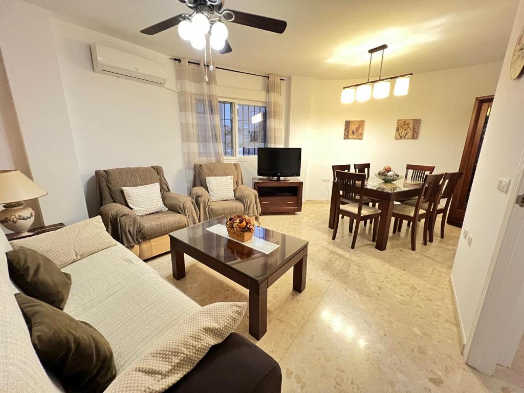 uma sala de estar com um sofá e uma mesa em PUSHE Torrenueva Beach & Tradition em Torrenueva