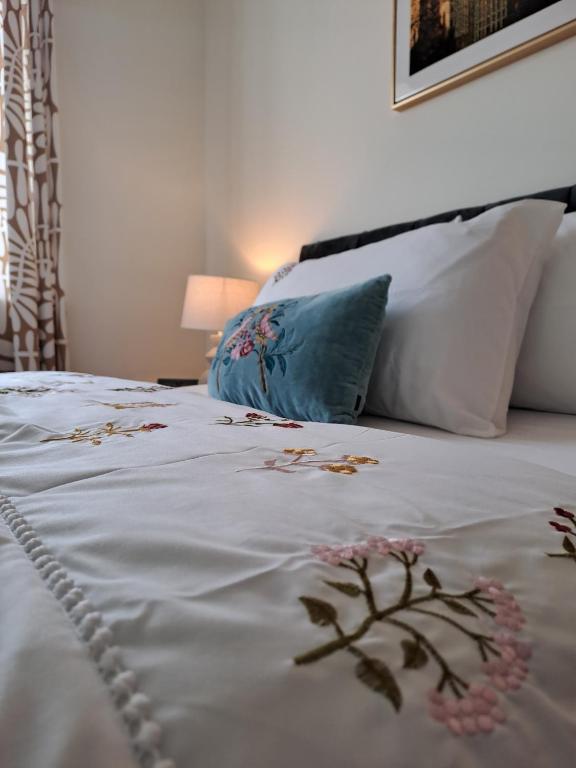 Postel nebo postele na pokoji v ubytování Cozy bedroom in Lucan, Dublin