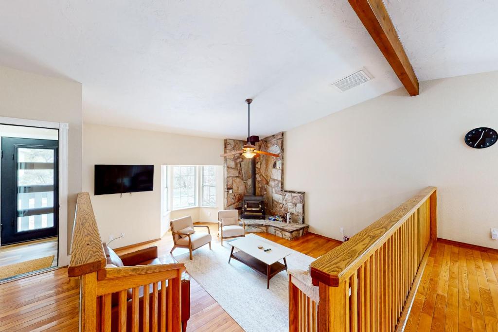 ein Wohnzimmer mit einem Sofa und einem Tisch in der Unterkunft Rock Manor in Flagstaff