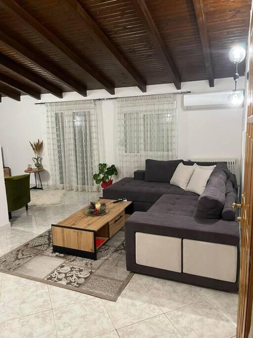 uma sala de estar com um sofá e uma mesa de centro em The penthouse em Maniákoi