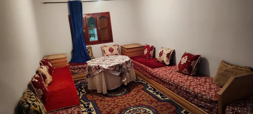 een kamer met een tafel en stoelen in een kamer bij FATIMA.MARHABA in Azrou