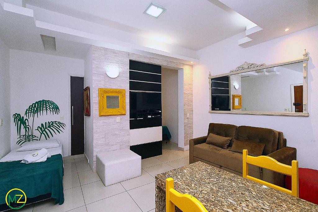 un soggiorno con divano e specchio di Silencioso e aconchegante studio em Copacabana a Rio de Janeiro