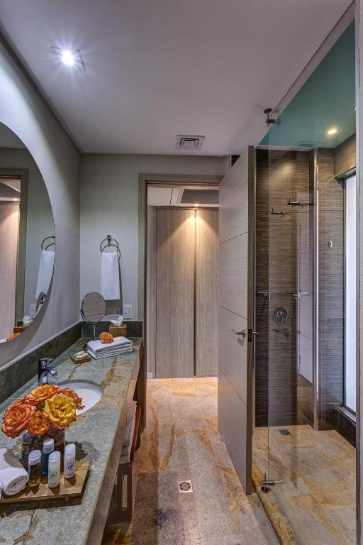 Koupelna v ubytování GHL Hotel Monteria