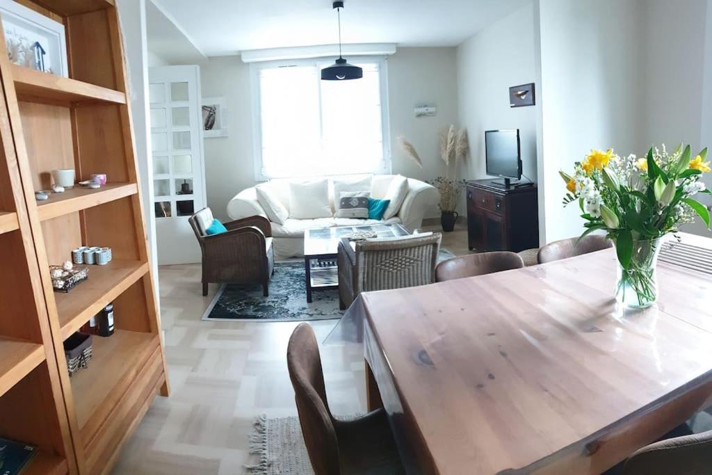 un salon avec une table et un canapé dans l'établissement Maison familiale proche plages, centre-ville, à Concarneau