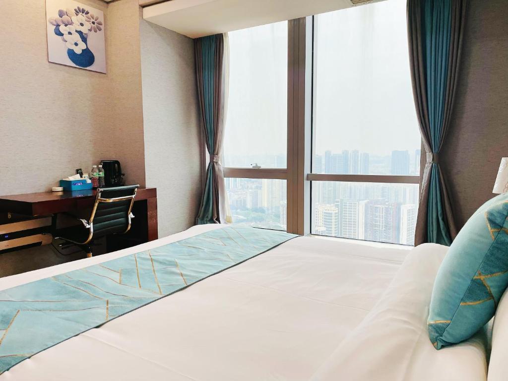 Postel nebo postele na pokoji v ubytování HT Legend Hotel Changgang Metro Station Exit F -Direct to Canton Fair