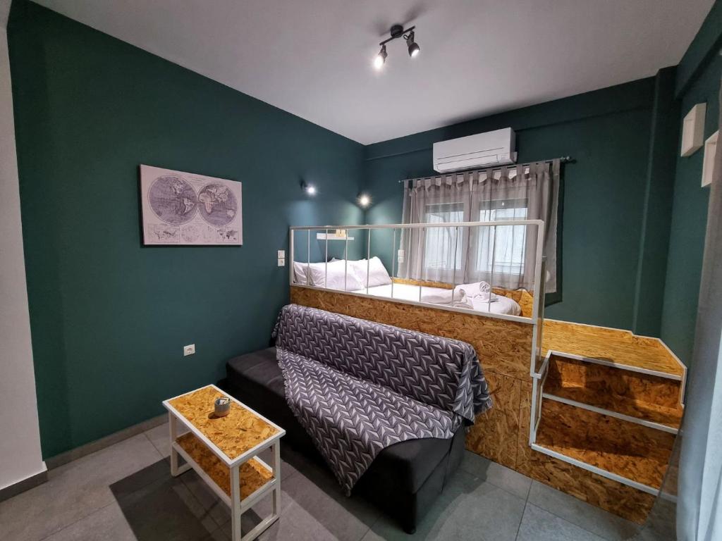 1 dormitorio con litera y sofá en Central Luxury Studio, en Ioannina