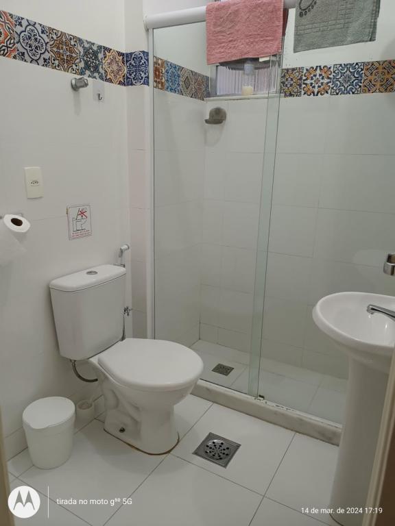 een badkamer met een douche, een toilet en een wastafel bij Apartamento copacabana Beach in Rio de Janeiro