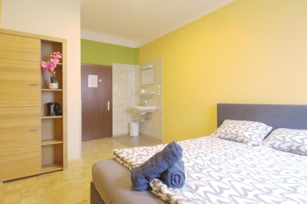 ein Schlafzimmer mit einem Bett mit blauen Handtüchern darauf in der Unterkunft Double Room in Hütteldorfer Straße Area in Wien