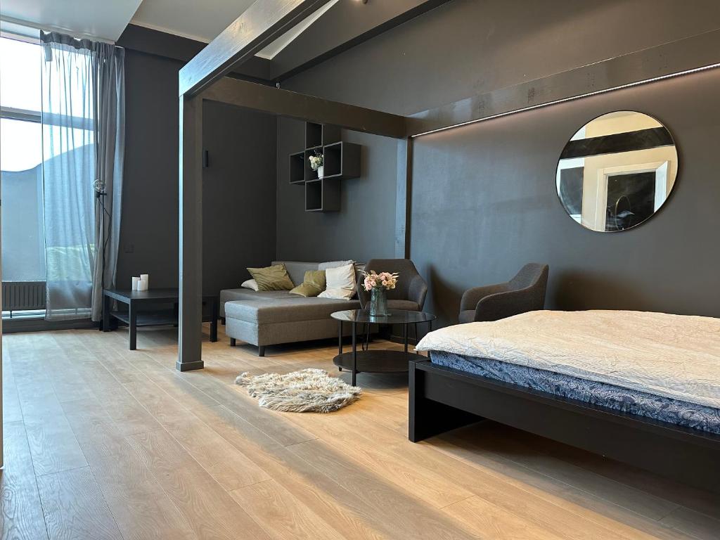 Llit o llits en una habitació de Silent Central oasis in the heart of Riga