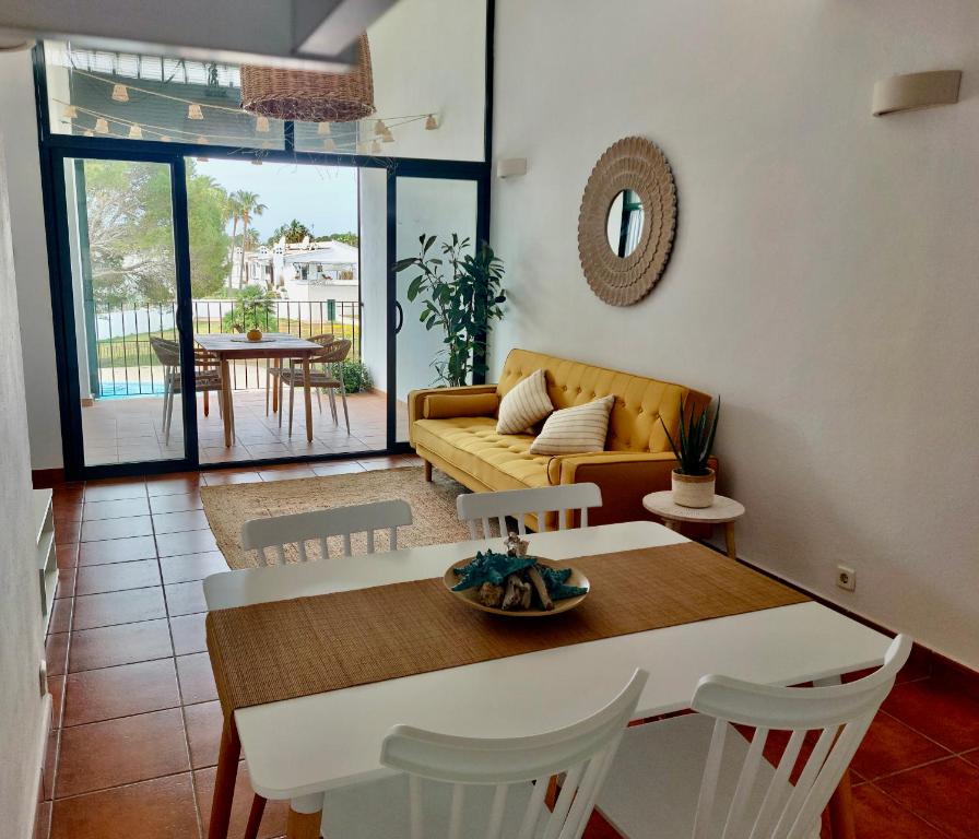 Et opholdsområde på Casa Tortuga con piscina com