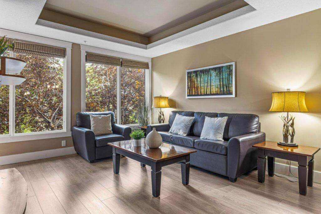 Khu vực ghế ngồi tại Gorgeous Mountain Condo - Hot Tub & Pool managed by Little Sister Getaways