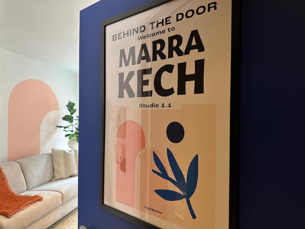 um cartaz de uma quilha de marra numa sala de estar em New ! Superbe studio - Déco Marrakech Flair em Mons
