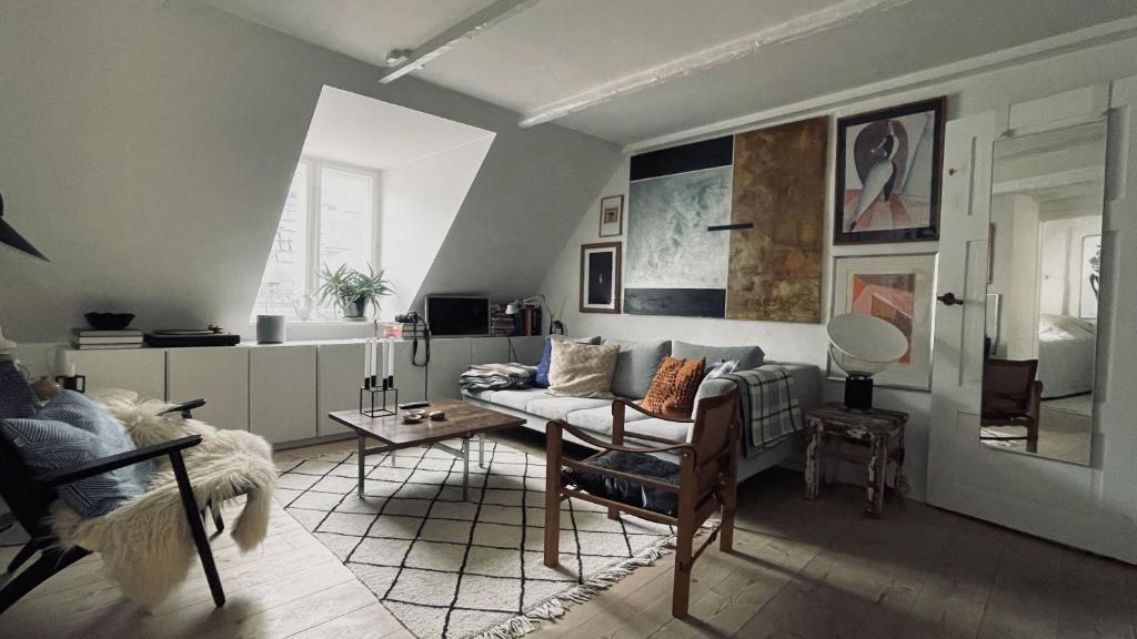 un soggiorno con divano e tavolo di ApartmentInCopenhagen Apartment 1597 a Copenaghen