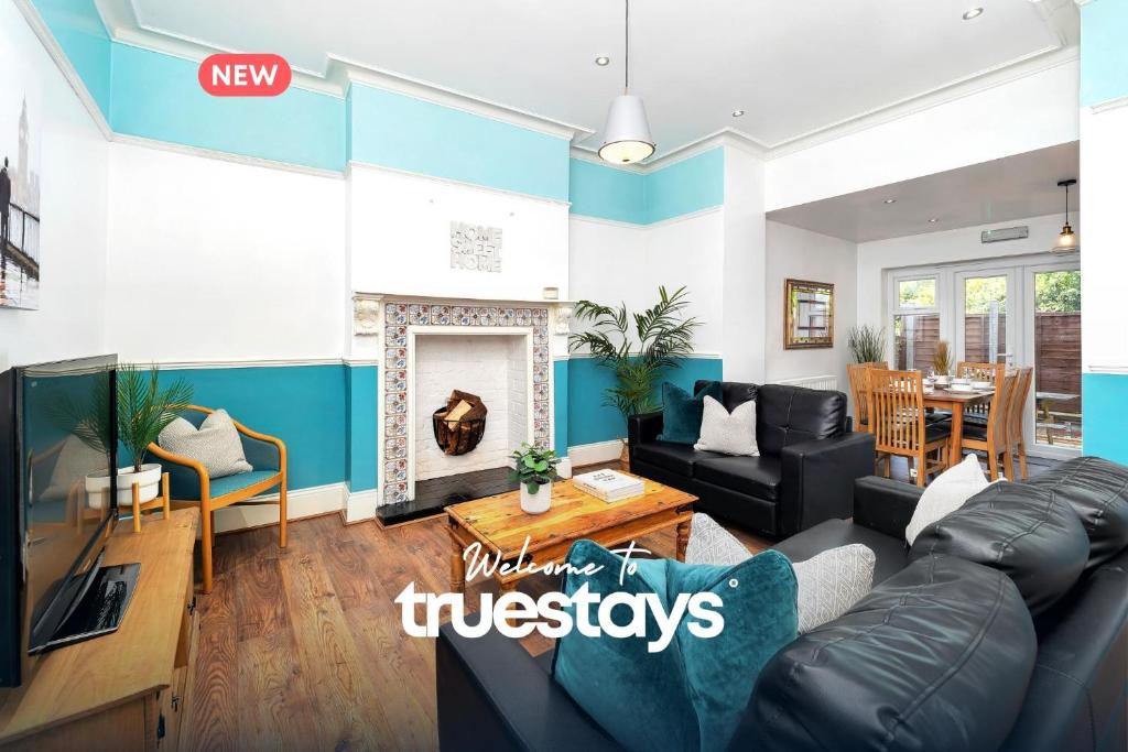 sala de estar con sofá y TV en NEW Oakhill House by Truestays - 5 Bedroom House in Stoke-on-Trent en Trent Vale