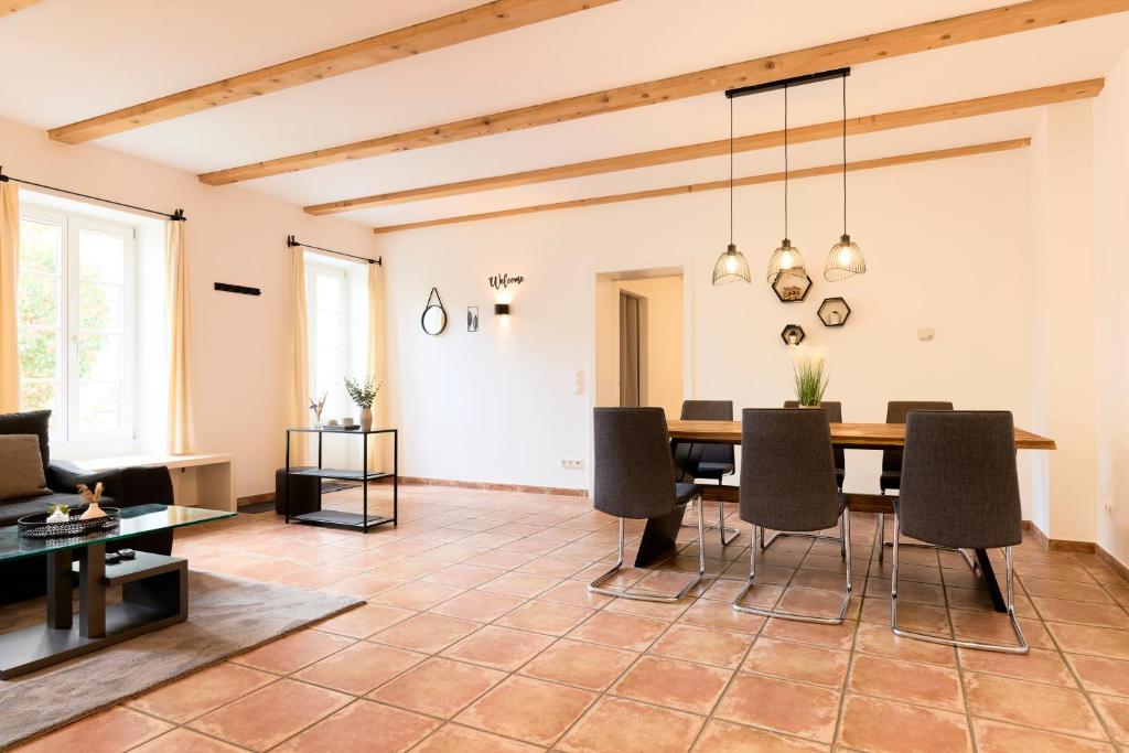 sala de estar con mesa y sillas en Stilvolle Gartenterrassenwohnung mitten in Bregenz en Bregenz