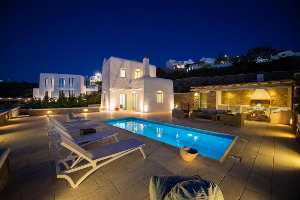 une villa avec piscine la nuit dans l'établissement Villa Danelina by Whitelist Mykonos, à Ornos