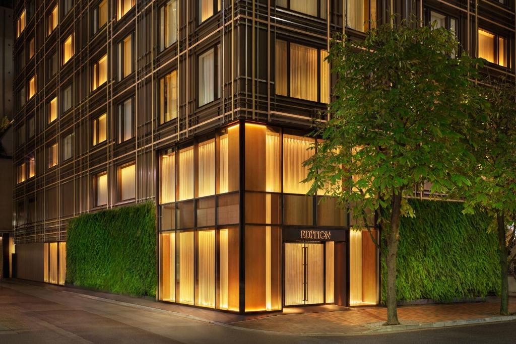 東京にあるThe Tokyo EDITION, Ginzaの表面に灯りがある建物