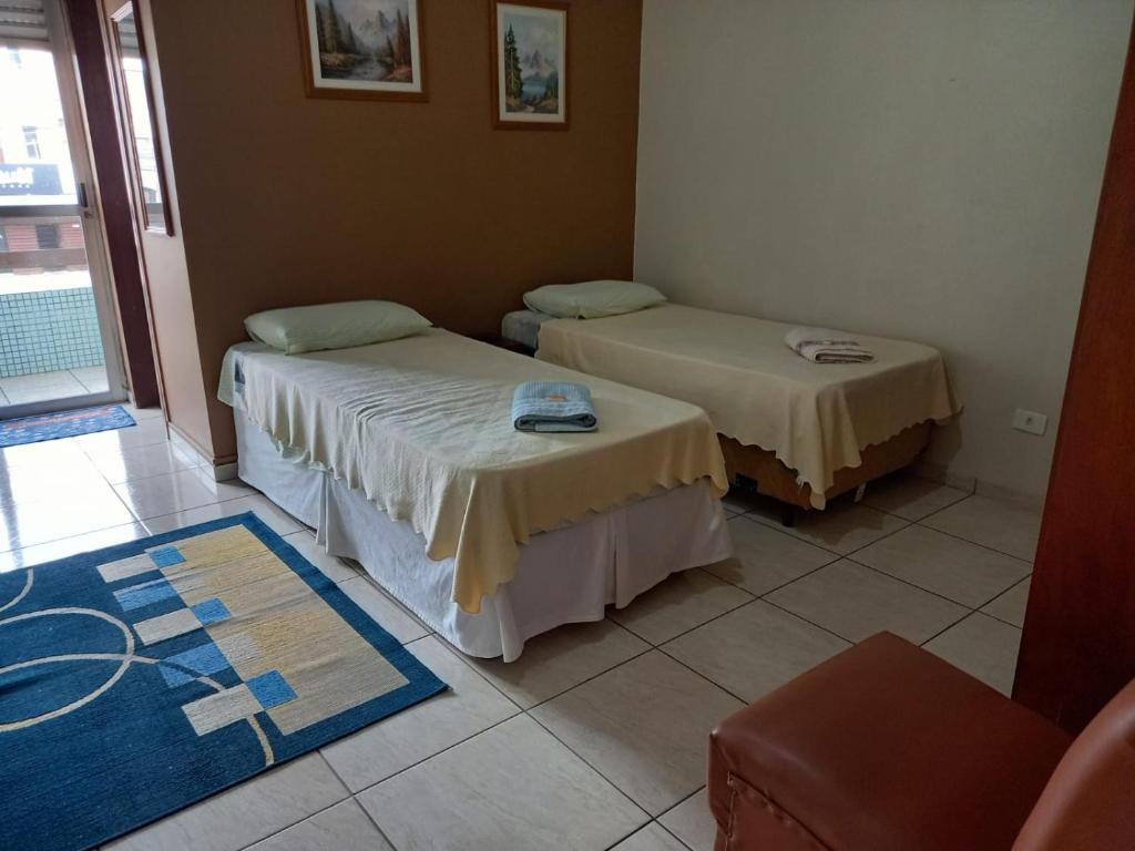 een kamer met 2 bedden in een kamer bij Ap duplo econômico, com banheiro, sem café ou TV no Espaço Verona in Fazenda Rio Grande