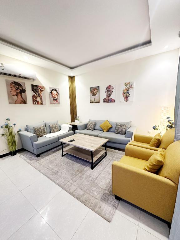 a living room with couches and a coffee table at شقة جميلة مدخل جانبي دخول ذاتي 21 in Riyadh