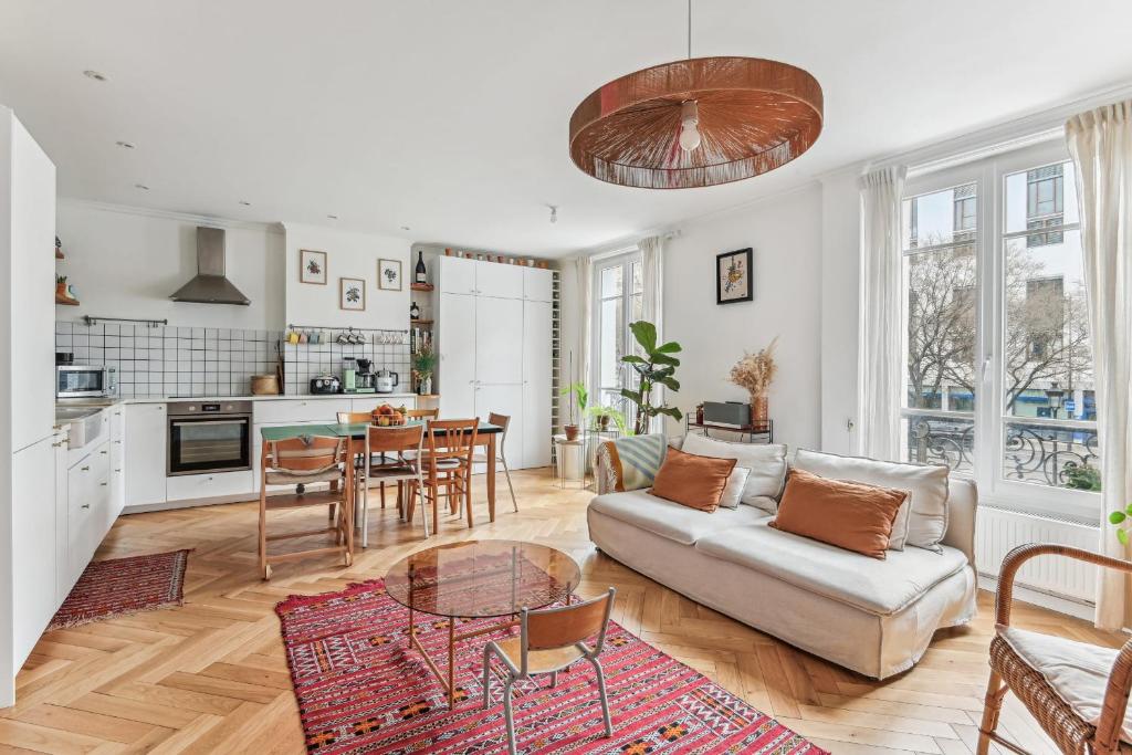 sala de estar con sofá y mesa en PARIS 19eme - ADIDAS ARENA - LA VILLETTE - LES BUTTES CHAUMONTS, en París