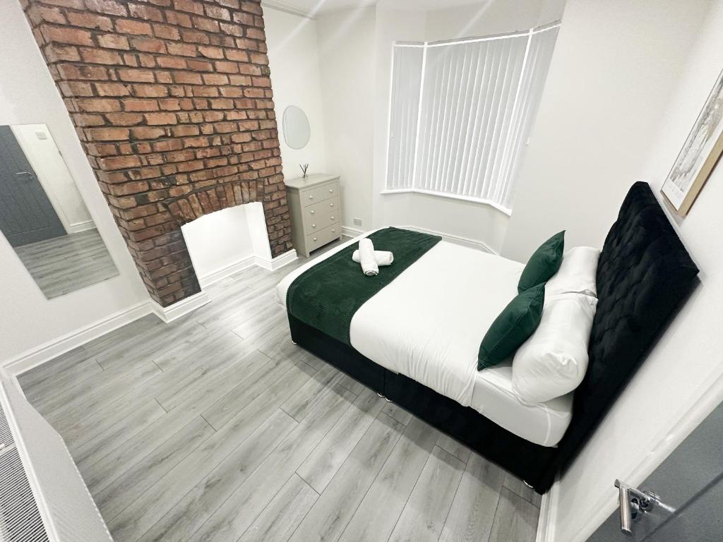 a bedroom with a bed with a teddy bear on it at Modern & Spacious, Central Location, FREE PARKING, FREE WIFI in Liverpool