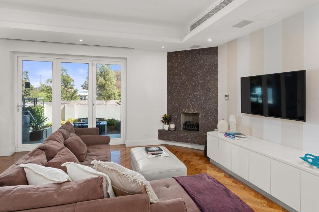 uma sala de estar com um sofá e uma televisão em Marlin em Melbourne