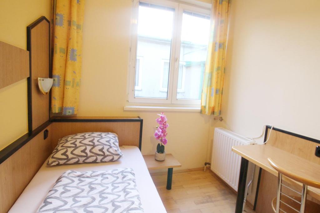 Single Room in Hütteldorfer Straße Area tesisinde bir odada yatak veya yataklar