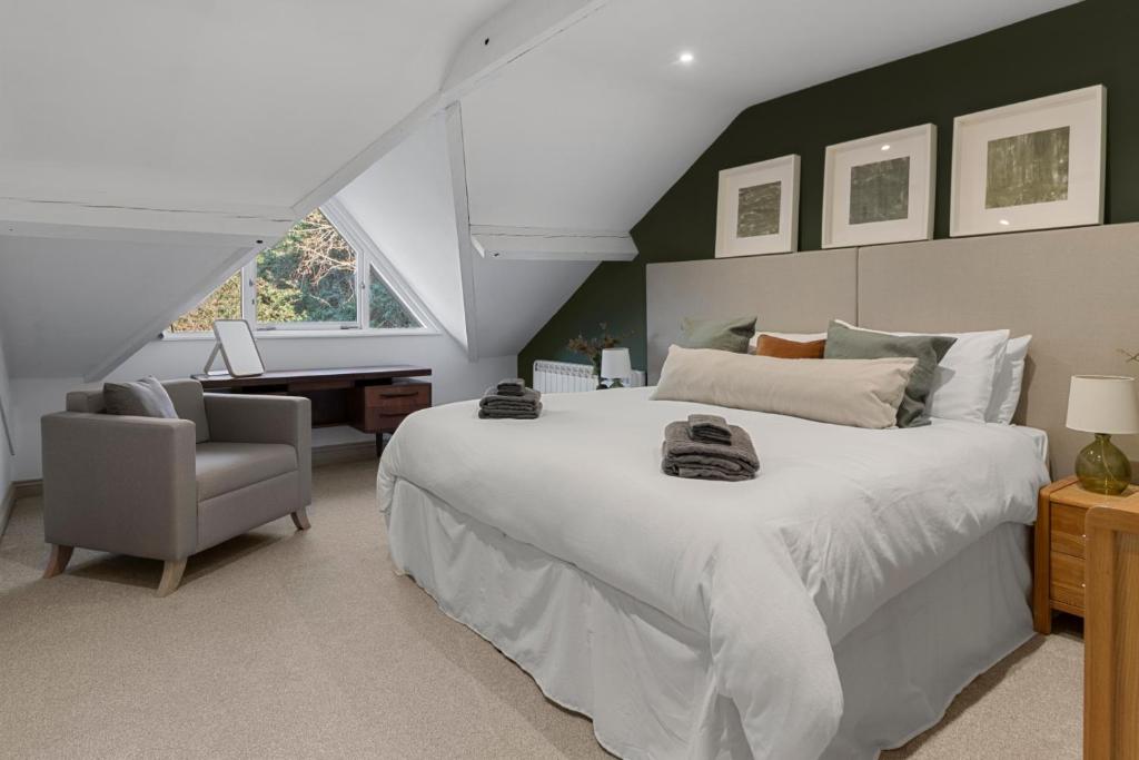 Schlafzimmer mit einem großen weißen Bett und einem Schreibtisch in der Unterkunft 4A St Annes Well - Business, Leisure or Relocation in Exeter