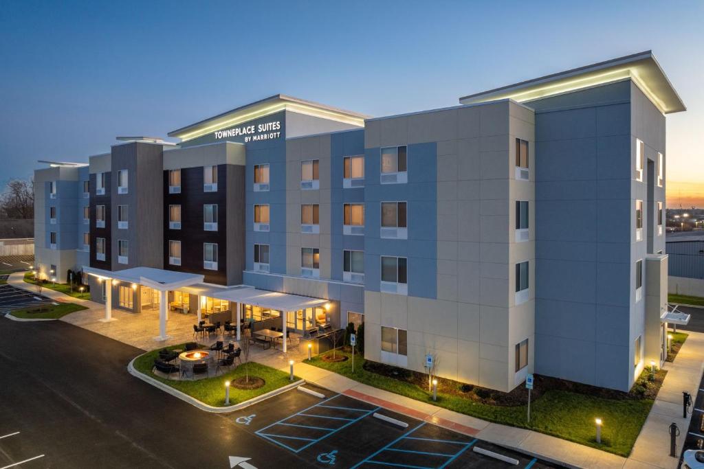 uma vista aérea de um hotel com estacionamento em TownePlace Suites by Marriott Georgetown em Georgetown