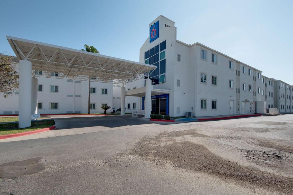 an empty parking lot in front of a building at Motel 6-Brownsville, TX in Brownsville