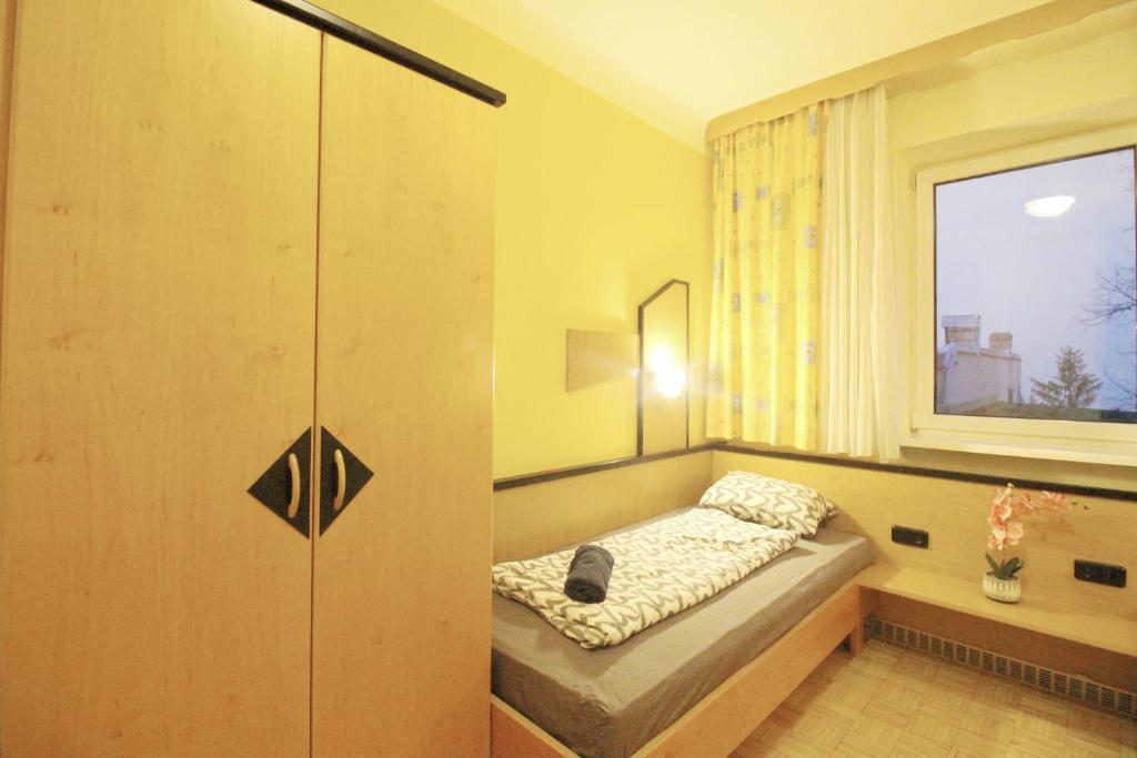 Double Room in Hütteldorfer Straße Area tesisinde bir odada yatak veya yataklar