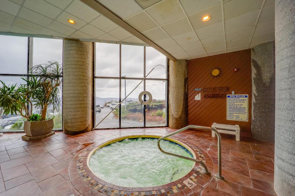 una vasca idromassaggio in una stanza con finestre di Steps to Slopes! Sugar Top Condo with Pool and Sauna a Sugar Mountain
