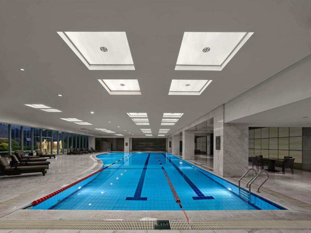 Bazén v ubytování Hilton Shanghai Hongqiao nebo v jeho okolí