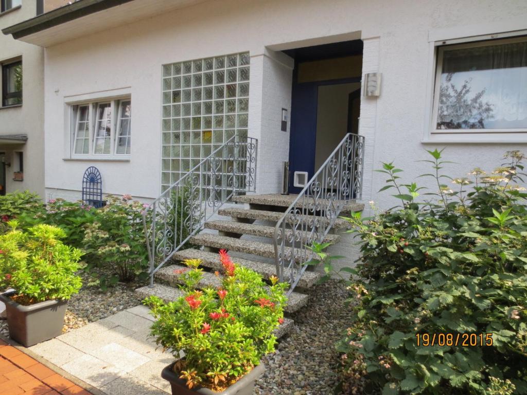 ein Haus mit Treppen und Blumen davor in der Unterkunft Apartment Abel in Hannover