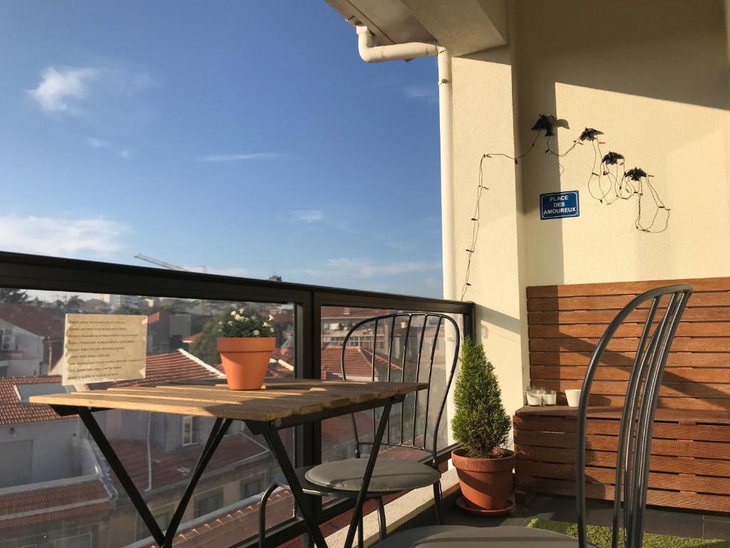 - un balcon avec une table et des chaises dans l'établissement Top floor apartment with Sunny Balconies, à Porto
