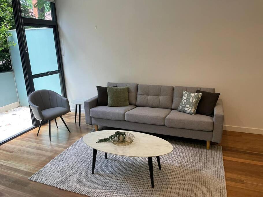 een woonkamer met een bank en een salontafel bij One Bedroom Self Catering Eden in Sydney