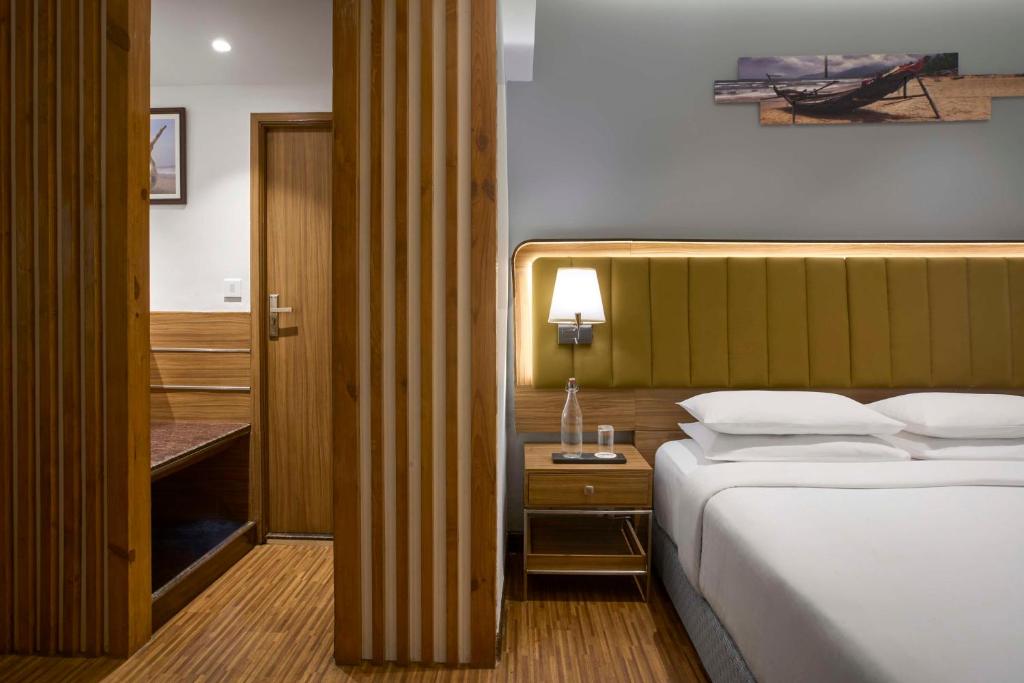 Postel nebo postele na pokoji v ubytování Park Inn by Radisson Goa Candolim